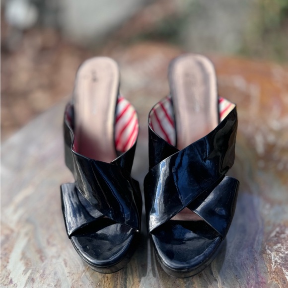 BCBG Black patent leather strap wedge platform sandals - Picture 4 of 6